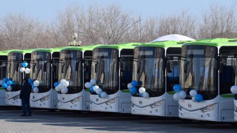 7 миллиард теңге: Атырауда Қытайдың 170 автобусы әлі тұр