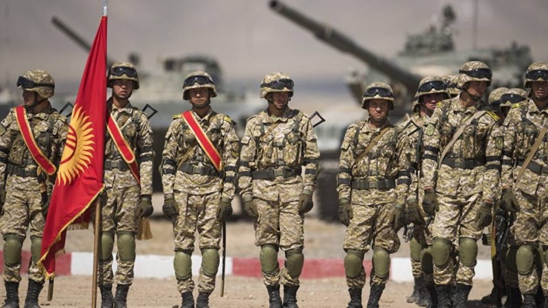 Жээнбеков Бішкекке әскер мен әскери техника кіргізуге бұйрық берді