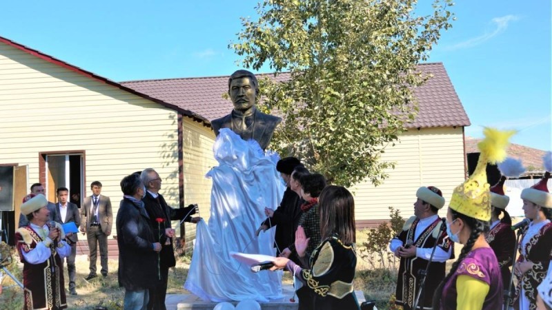 Ауыл тұрғындары өз қаржысымен Әлихан Бөкейханға ескерткіш орнатты