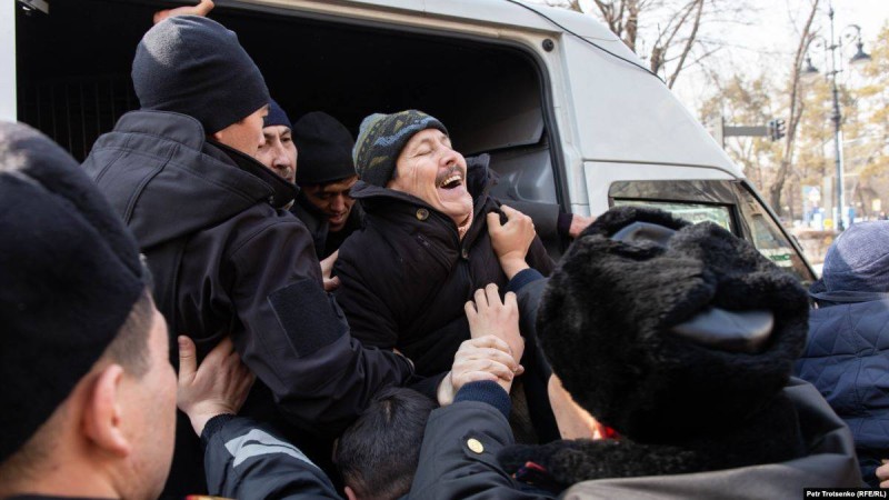 300-ден астам адам ұсталды, Алматыда кемінде 2 адам жарақаттанды