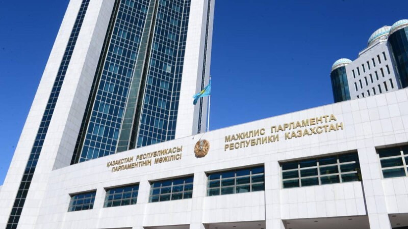 Республика күніне ұлттық мереке мәртебесін қайтару туралы заң енгізілді