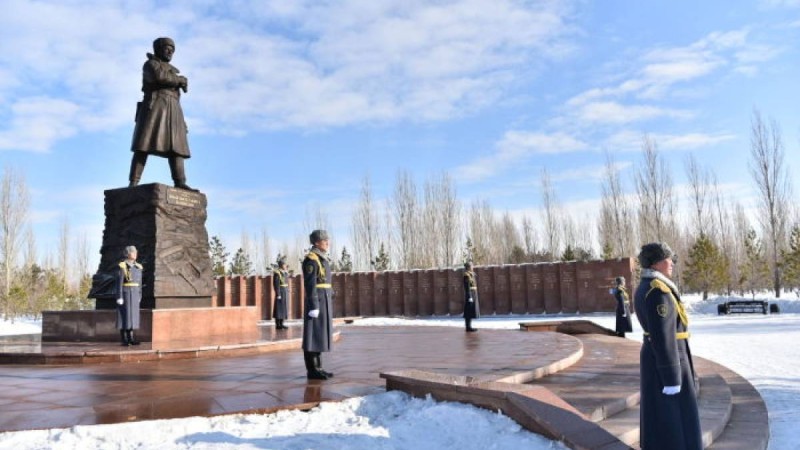 Нұр-Сұлтанда Панфиловтың ескерткішіне гүл шоғы қойылды