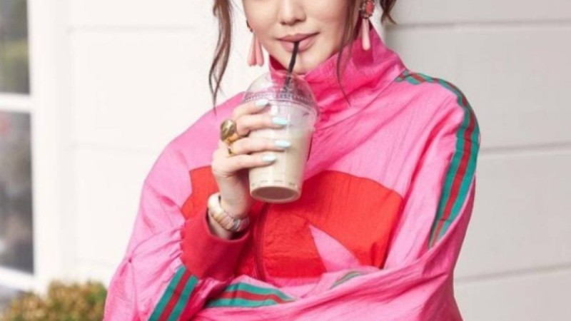 Әріптестері Ерке Есмаханның аяғы ауыр деп болжады