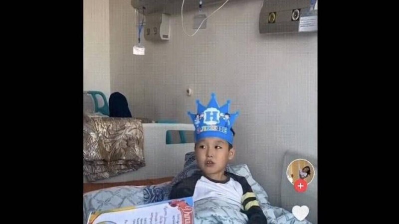 "Жылағысы келіп кетті". Әліппемен қоштасатын күні көлік қаққан оқушысын іздеп келген ұстаз көпті тәнті етті