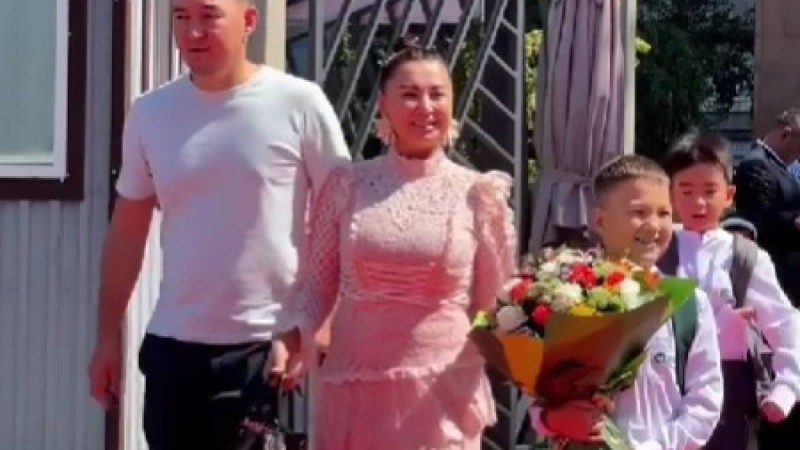 "+1 мәңгүрт": Баласын орыс сыныбына берген Сәдуақасова сынның астында қалды
