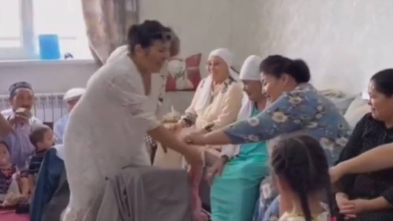 "Қай атаңнан көрдің бесікке мінген қатынды": Бұтының арасына бесікті қыстыру Маңғыстаудың салты ма? (ВИДЕО)