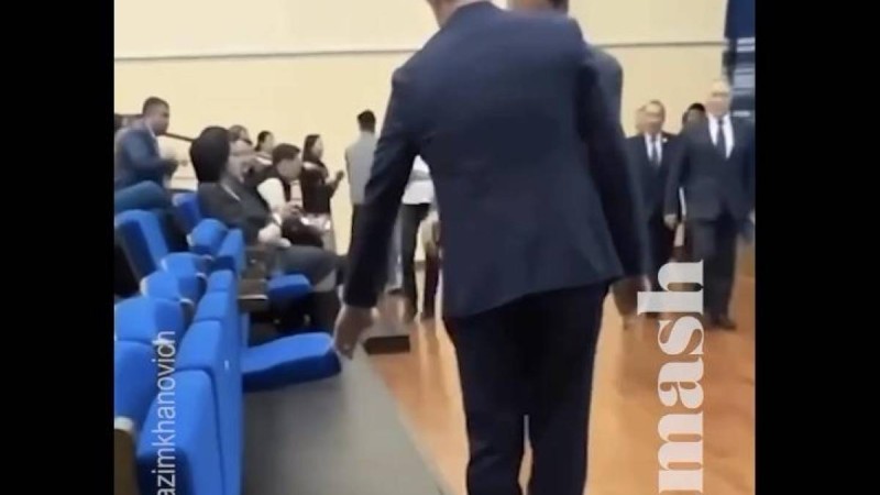 Орындығын ұстап, күтіп тұрған: Желіде Жамбыл облысы әкімінің көмекшісінің әрекеті қызу талқыға түсті