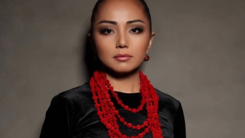 "Әкімшіліктен рұқсат қағаз әкел": Алтынай Жорабаева тыңдармандарымен фотоға түсемін деп басы дауға қалды