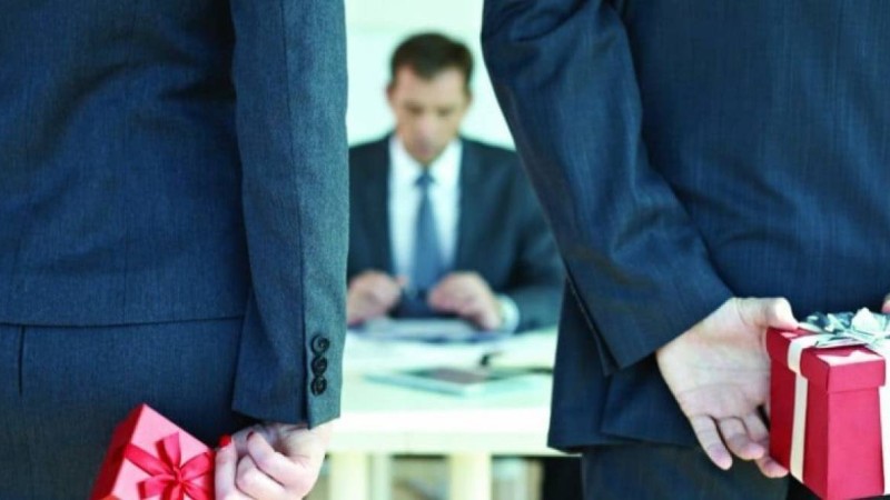 Тоқаев заңға қол қойды: шенеуніктерге сыйлық беруге тыйым салынады