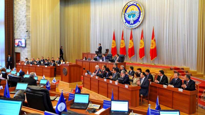 Қырғызстан парламенті депутаттары орыс тіліндегі баяндаманы тыңдаудан бас тартты