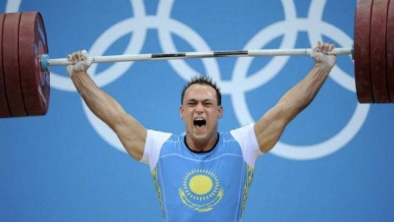 Әлеуметтік желіде Илья Ильиннің балдақпен жүрген видеосы жарияланды (видео)