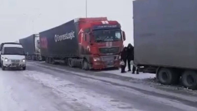 Жүргізушілер төрт күннен бері Нұр-Сұлтан – Павлодар тас жолында тұр – видео