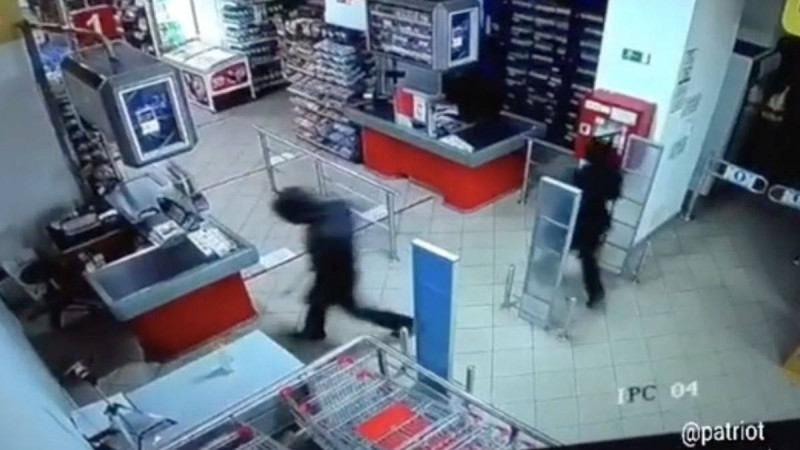 Қарағандыда ер адам мен әйел үш дүкенді тонаған (видео) - Қазақстан жаңалықтары