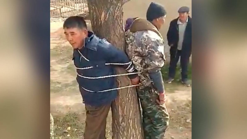 Жергілікті тұрғындар ауыл әкімі мен учаскелік полицияны ағашқа байлап тастаған (ВИДЕО)