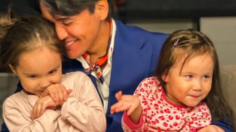 "Әр әке осындай болса ғой": Нұрболат Абдуллиннің қызымен билеген биі жұртты сүйсіндірді (Видео)