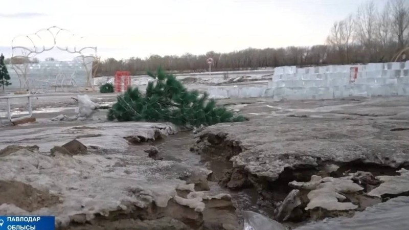 "Рәсуа болған ақша": Павлодар облысында 53 миллионға салынған мұз қалашығы еріп, су болып ағып жатыр