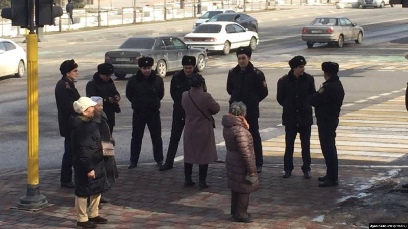 Алматы мен Нұр-Сұлтанда полиция "ҚДТ митингісіне" келгендерді ұстады