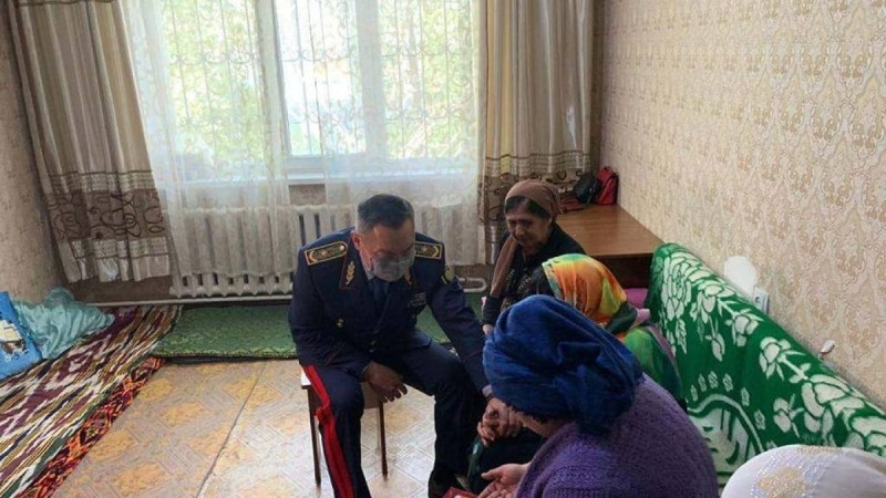 Вице-министр қаза тапқан полицейдің төріне аяқ киіммен шықты (Фото)