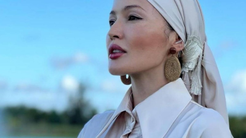 "Салбыраған емшегің қайда": Кәмшат Жолдыбаеваның ұзын киіп, орамал таққаны ерлер қауымына жақпай қалды