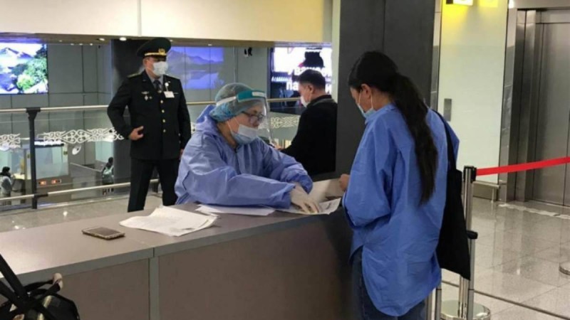 6 қазан жаңадан күшіне енген карантин шаралары: ПТР сынағы жоқ 170 жолаушы елорда әуежайынан ауруханаға жеткізілді