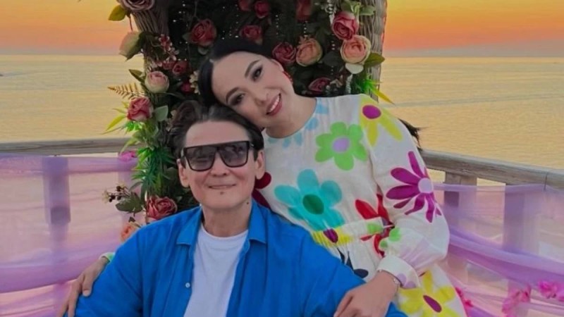 "Вахтершы апайды көндіріп қойыпты": Қарақат Әбілдина Қыдырәлі Болмановпен қалай танысқанын айтты