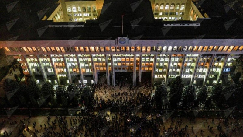 Бішкектегі наразылық білдірушілер Ақ үйді басып алады, Сооронбай Жээнбеков қашты