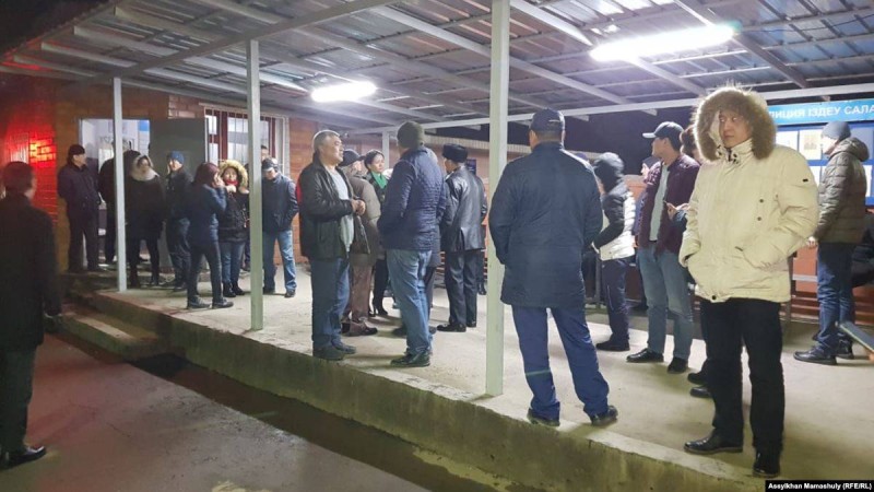 Бір топ адам полициядан "Демпартия" жетекшісі Мамайды босатуды талап етеді