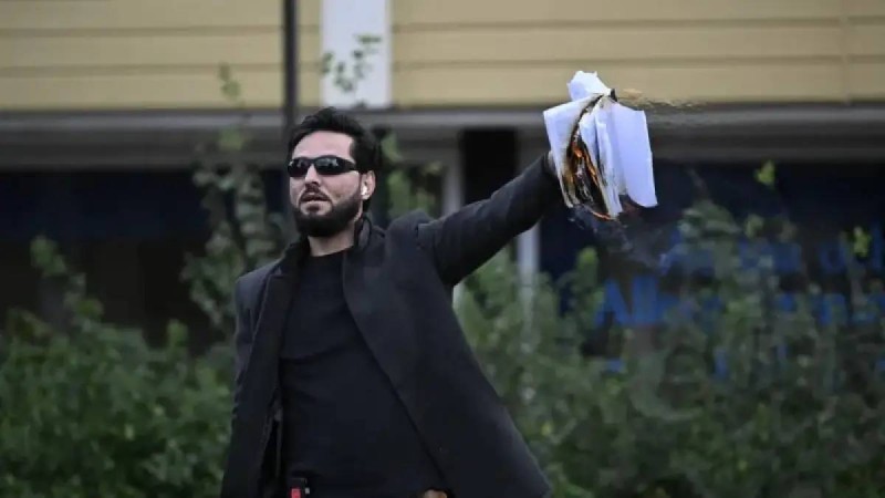 Бірнеше рет Құран өртеген ер адамды тікелей эфирде отырған жерінен атып өлтіріп кетті