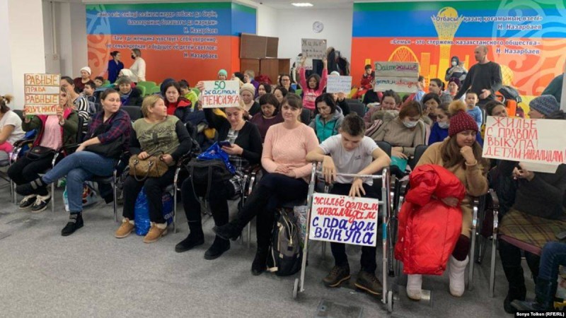 Нұр-Сұлтанда мүгедек баласы бар әйелдер биліктен үй мәселесін шешуді талап етті