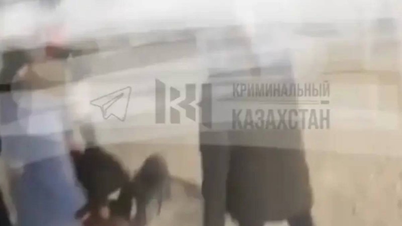 Желіде бір топ оқушының қатарластарын жаппай соққыға алған видеосы тарады