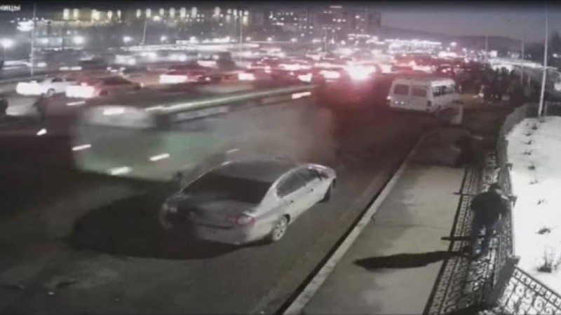 Алматыда бір топ адамды қағып кеткен автобустың видеосы тарады