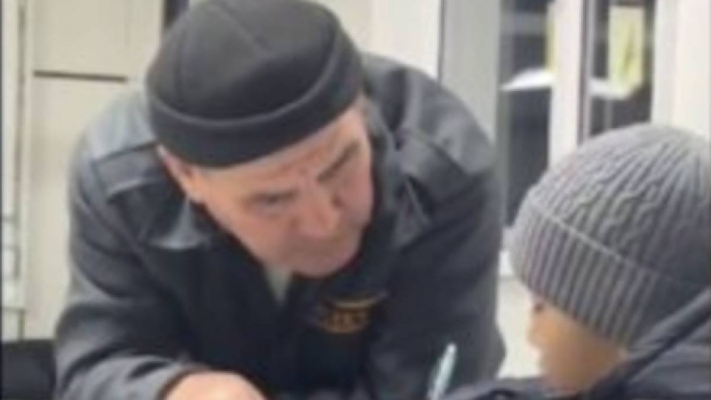 Оқушыға үй тапсырмасын орындауға көмектескен күзетші желіні тәнті етті