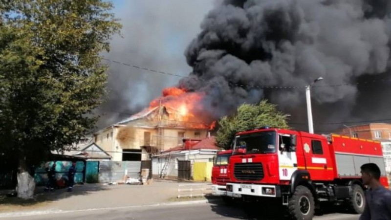 Қостанайдағы алапат өрт: Қару-жарақ дүкенінің директоры ауруханаға түсті