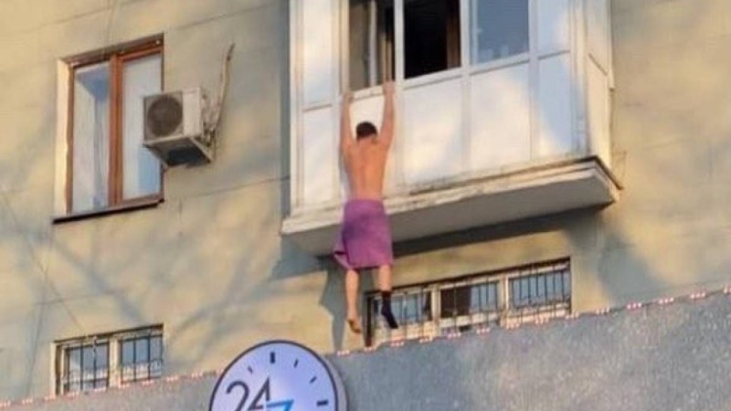 Балконнан салбырап тұрған "көңілдестің" кім екені белгілі болды