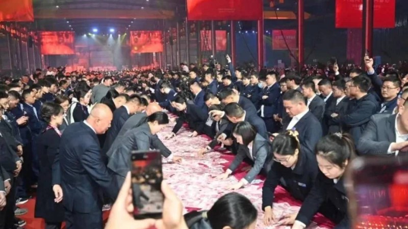 "Сыйғанынша алыңдар": Қытайда компания басшысы қызметкерлеріне "бір үстел" ақша таратып берген