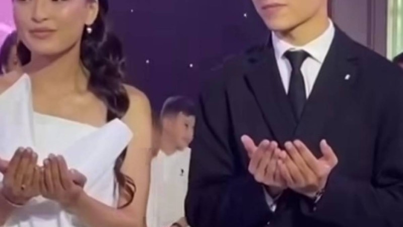 "Көзіне жас алды": Айнұр Тұрсынбаева келініне сырға салып, ұзатып әкетті (Видео)