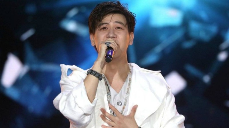 "Қазақ жерінде қазақ болып туылғаныма Құдайға шүкір": Әділхан Макин Қайрат Нұртасты неге жақсы көретіні, той әндерін орындамайтыны туралы - Қазақстан жаңалықтары