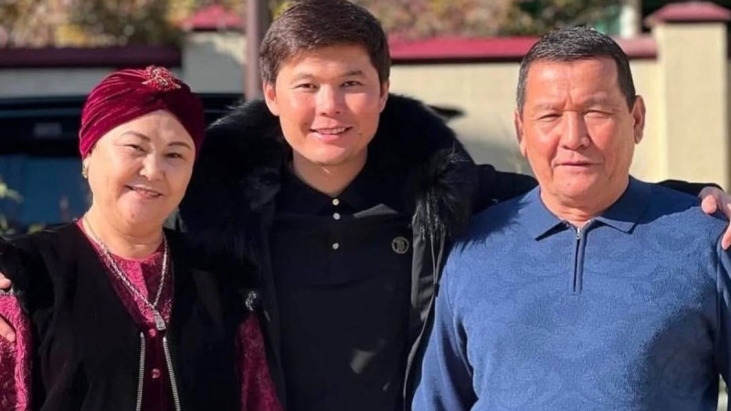 "Өте қиын екен": Ернар Айдар марқұм әкесіне арнап жазба жариялады