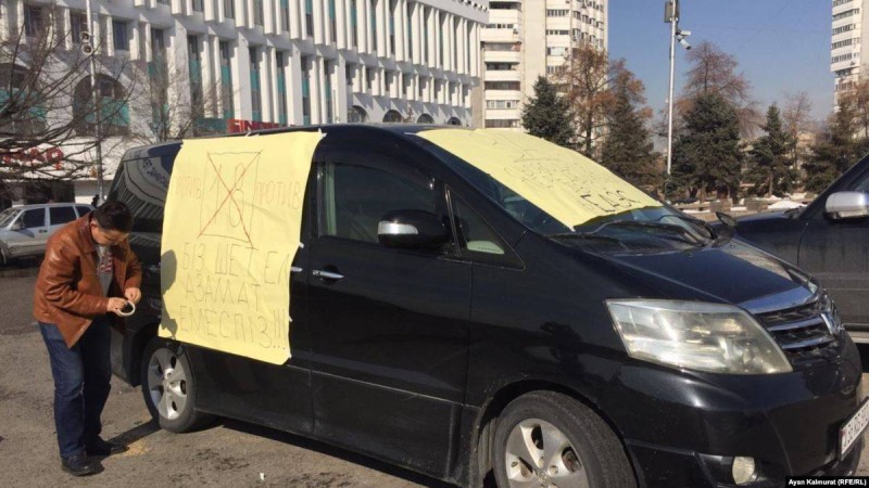 Алматыда белсенді шетел көліктерін жеңілдікпен тіркеуді талап етті