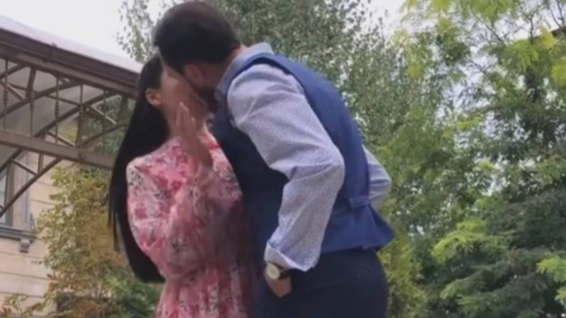 "Әркіммен сүйісіп не көрінді": Ақбота-Нұрдың әлдекіммен сүйіскен видеосы қызу талқыға түсті