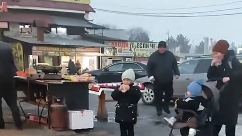 Желіде екі баласымен курьер болып жүрген ананың видеосы көпшілікті жылатты (ВИДЕО)