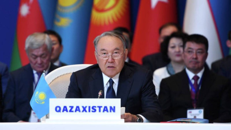 Назарбаевтың неліктен Ресей мен Украинаны татуластырғысы келетіні айтылды