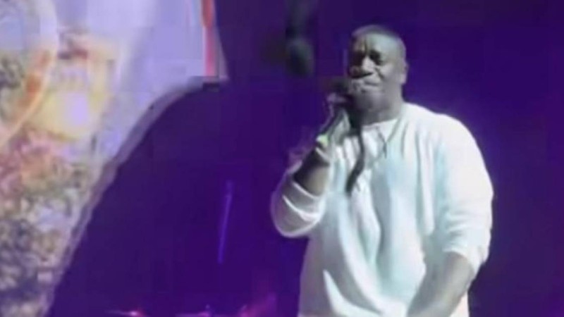 Астаналық жанкүйерлер шетелдік әнші Akon-ға іш киім лақтырған(фото)