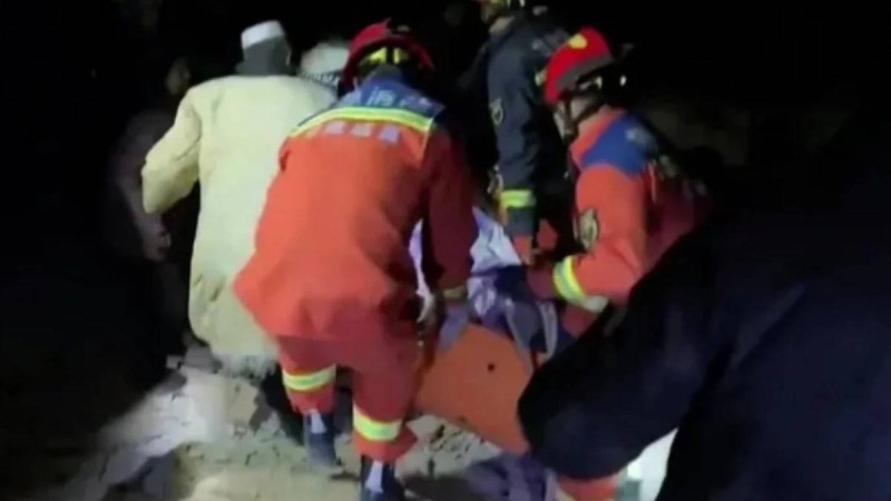 Қытайда жойқын жер сілкінісінен 111 адам мерт болды