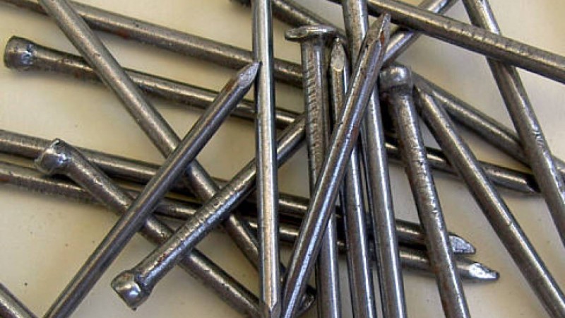 Павлодарда мұғалім тақтада есеп шығарып тұрған оқушының арқасына шеге сұққан (ВИДЕО)