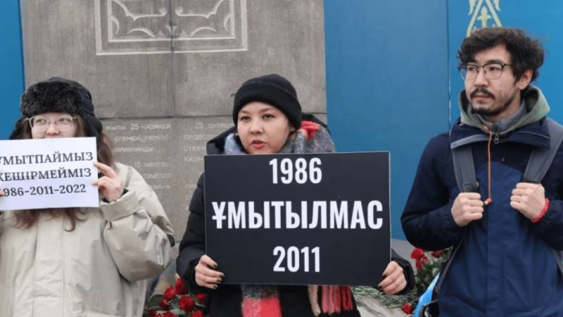 "Ұмытпаймыз, кешірмейміз". Oyan, Qazaqstan белсенділері Желтоқсан, Жаңаөзен және Қаңтар құрбандарын еске алды