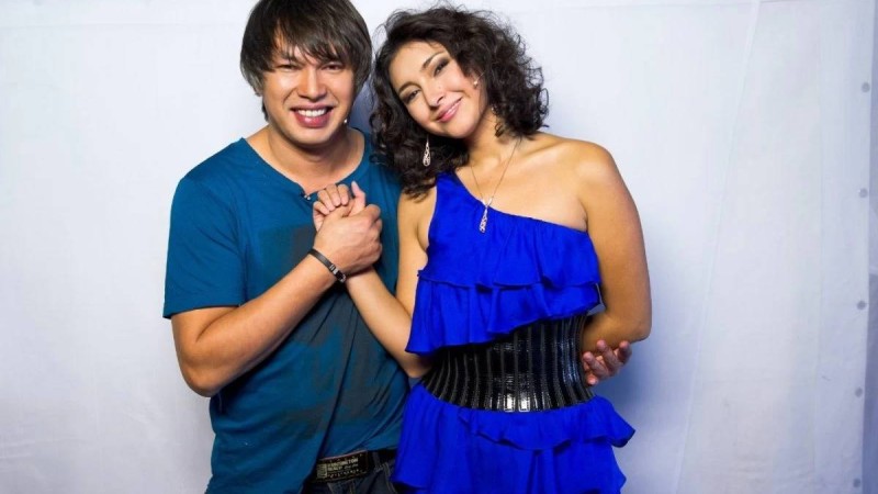 "Бір-бірімізді жеп қоямыз": Әнші Бүркіт шетелдіктердің өмірін көпке үлгі етті