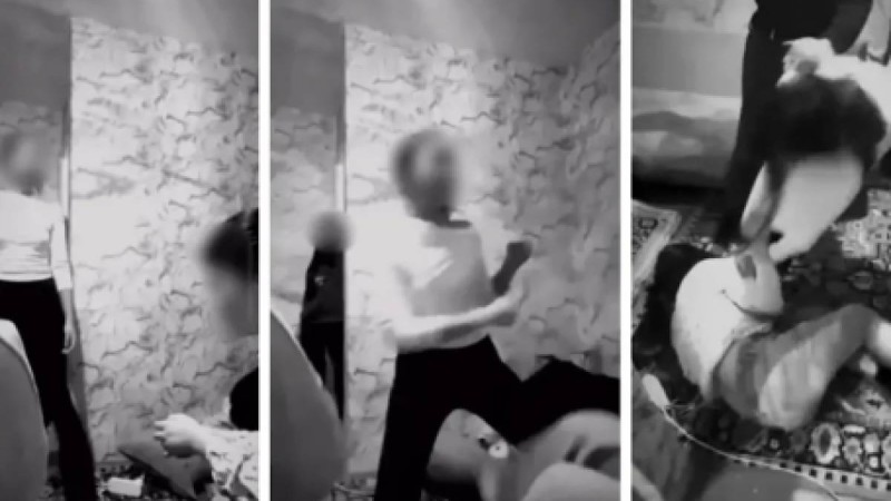 Студент қыз басқалардың көзңнше құрбысын аяусыз соққыға жыққан