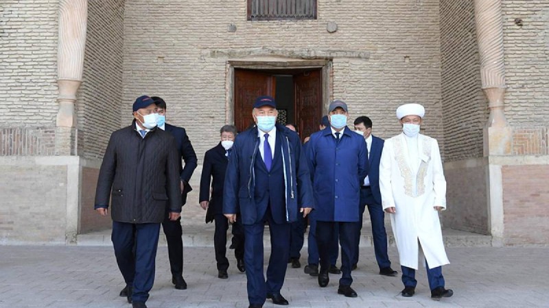 Назарбаев Ясауи кесенесінде бабалар рухына тағзым етті