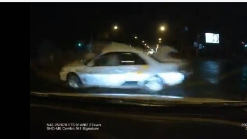 Алматыдағы жантүршігерлік жол апаты камераға түсті (видео)